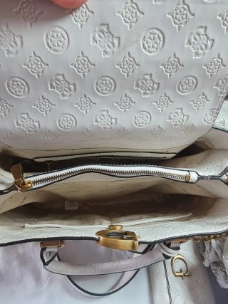 Bolso y cartera Guess crudo con logo G