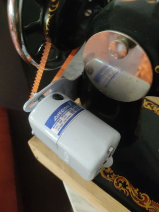 Máquina de coser Alfa motorizada