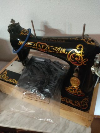 Máquina de coser Alfa motorizada