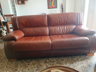 Sofá de piel marrón