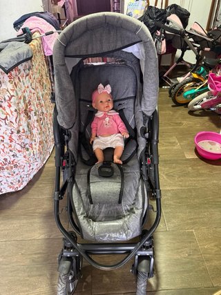 Carrito de bebé gris