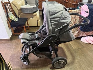 Carrito de bebé gris