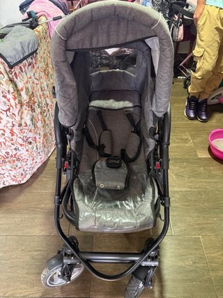 Carrito de bebé gris