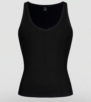 Camiseta tirantes negra escote pico