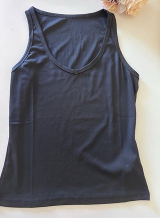 Camiseta tirantes negra escote pico