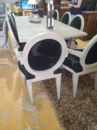 Mesa de comedor con 6 sillas de madera