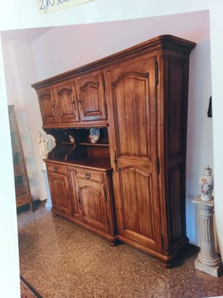 Armario de madera maciza.
