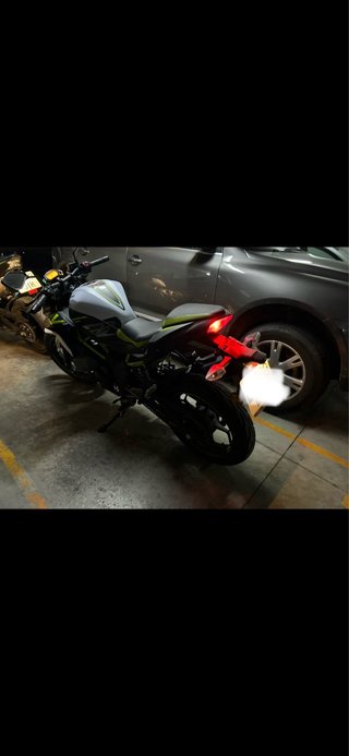 Kawasaki Z125 2022 Blanca y Verde