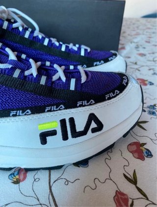 Zapatillas Fila Moradas y Blancas