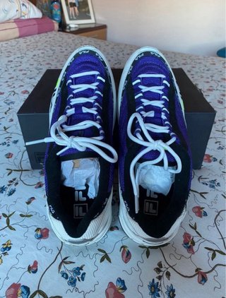 Zapatillas Fila Moradas y Blancas