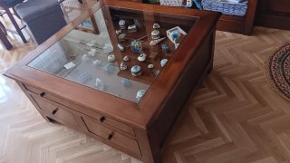 Mesa baja de salón con tapa de cristal