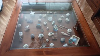 Mesa baja de salón con tapa de cristal