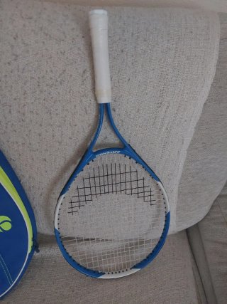 Raqueta de tenis azul con funda