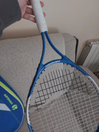 Raqueta de tenis azul con funda