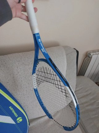 Raqueta de tenis azul con funda