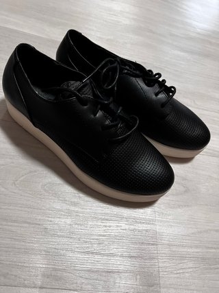 Zapatos negros de cordones