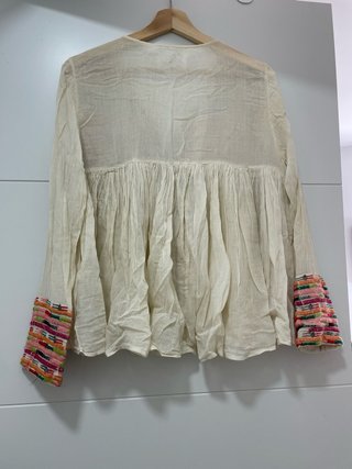 Blusa bordada multicolor y blanca