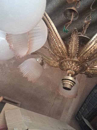 Lámpara de metal y cristal dorada