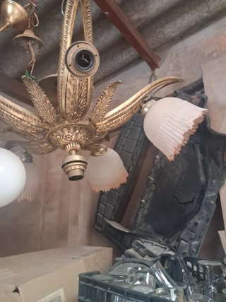 Lámpara de metal y cristal dorada