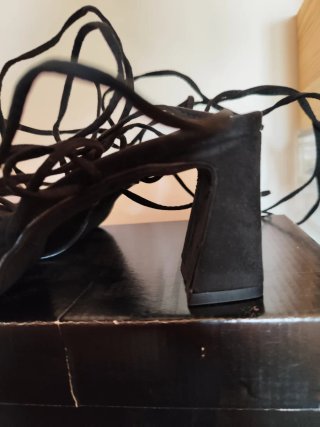 Sandalias de piel negras atadas talla 39