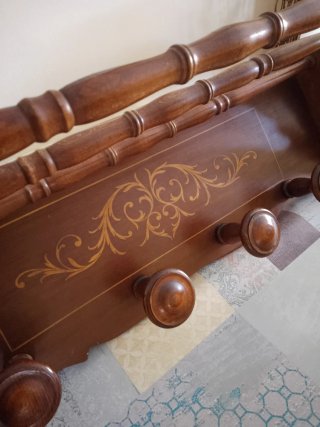 Perchero de madera antiguo para sombreros