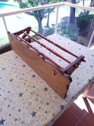 Perchero de madera antiguo para sombreros