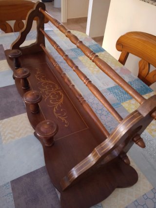Perchero de madera antiguo para sombreros