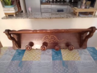 Perchero de madera antiguo para sombreros