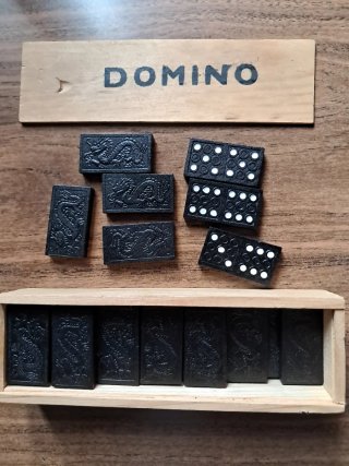 Juego de Dominó con Dragones
