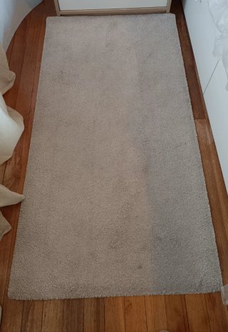 Alfombra beige y gris de tela
