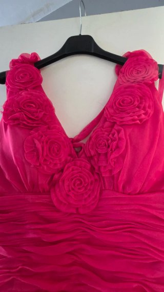 Vestido de fiesta rosa con flores