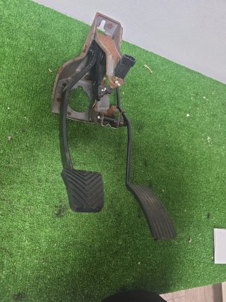 Pedalera Freno y Embrague Mitsubishi Colt