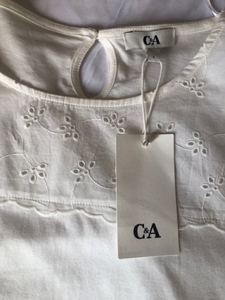 Camiseta C&A con canesú y mangas bordadas