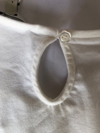 Camiseta C&A con canesú y mangas bordadas