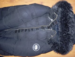 Abrigo Supply & Demand Negro con Capucha