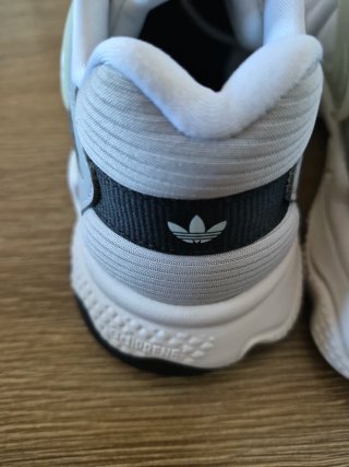 Zapatillas Adidas Oztral grises y blancas