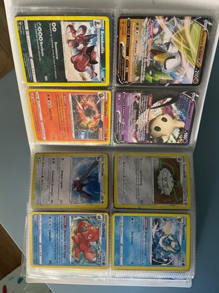 Colección Cartas Pokémon GX junto con futbol