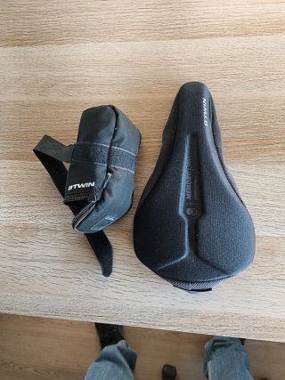Funda sillín Btwin Memory Foam y bolsa cámara y he
