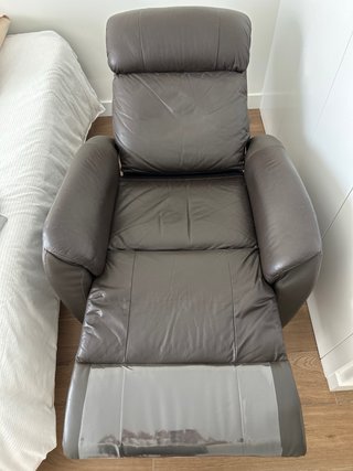 Sillón reclinable de piel marrón