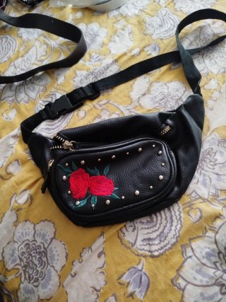 Riñonera negra con flores bordadas