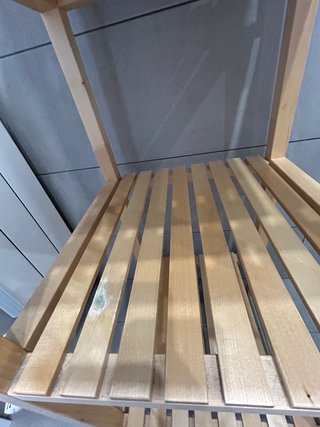 Estantería madera IKEA con 2 cestas de regalo