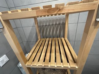 Estantería madera IKEA con 2 cestas de regalo
