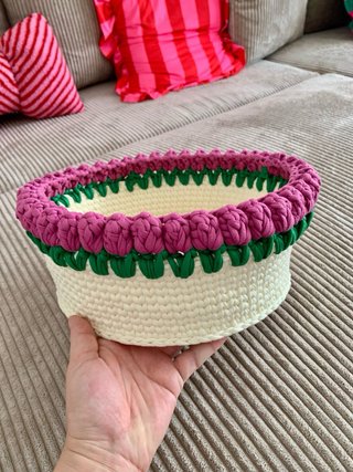 Cesta crochet flores rojas y verdes