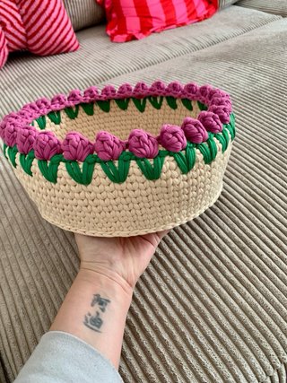 Cesta crochet flores rojas y verdes