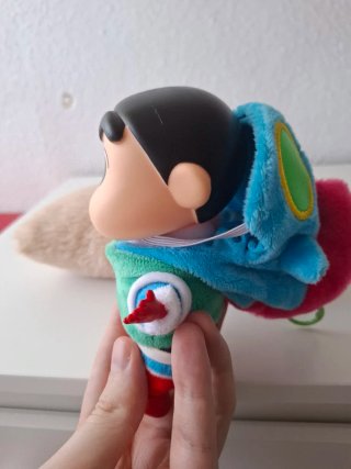 Peluche de Shin-Chan con disfraz de UltraHeroe