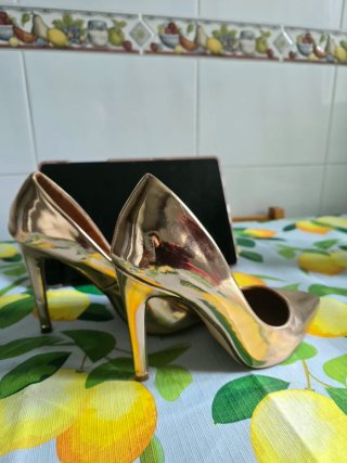 Zapatos de tacón dorados