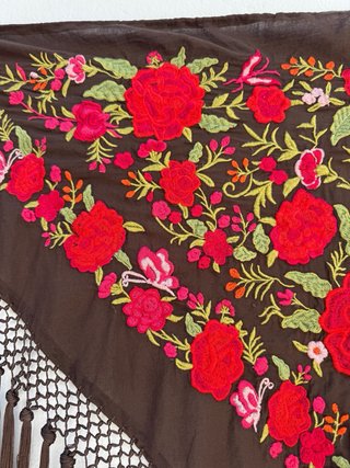 Manton Marrón Bordado Flores Rojas