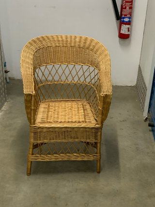 Sillón de mimbre para jardín