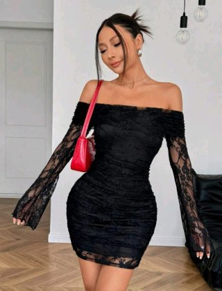 Vestido negro encaje ajustado manga transparente
