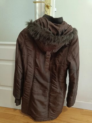Abrigo de invierno marrón Stradivarius con capucha